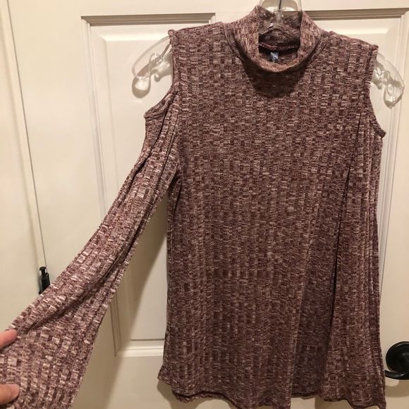 Small Massini Cold Shoulder Maroon Sweater. - Picture 2 of 5